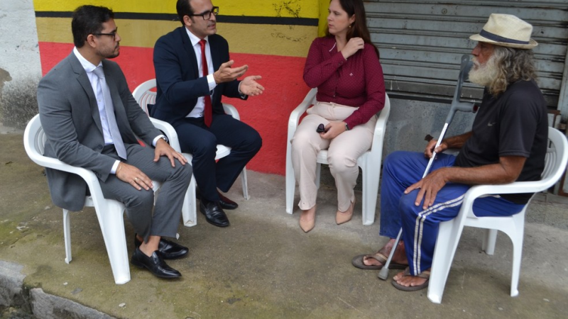 Juiz realiza audiência na rua para garantir benefício a morador em situação de vulnerabilidade em Maceió