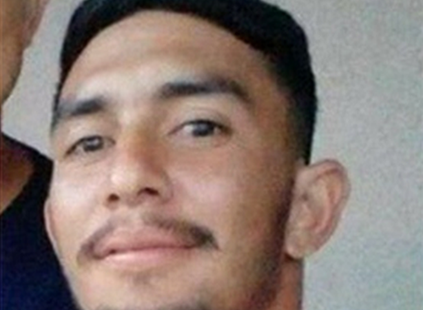 Os quatro acusados de envolvimento na morte de Lucas Santos de Lima, de 25 anos, irão a júri popular na próxima terça-feira (4), às 9h, no Fórum de Palmeira dos Índios, no Agreste de Alagoas. O caso, que chocou o município em fevereiro de 2021, chega agora à fase final do processo judicial.  Lucas, que era filho do sargento da Polícia Militar, F. José, foi assassinado a tiros dentro da própria residência, localizada na Rua Valdemar Holanda Cavalcante, no Loteamento José Maia Costa. O crime ocorreu na noite de uma segunda-feira (22), quando dois homens invadiram a casa — situada em uma área recuada e de difícil acesso — e atiraram várias vezes contra a cabeça da vítima, que morreu no local.  Desde então, a família do jovem busca por justiça. Ao Todo Segundo, o pai da vítima, F. José, desabafou emocionado: “Eu, como pai do Lucas, não perdi a esperança de vê-los presos, pagando pelo bárbaro crime que fizeram com o meu filho.”  O caso foi investigado pela Polícia Civil de Palmeira dos Índios, que colheu provas e depoimentos que apontaram o envolvimento dos quatro acusados. O julgamento é aguardado com grande expectativa pela população local e pelos familiares da vítima, que esperam que a Justiça seja feita.