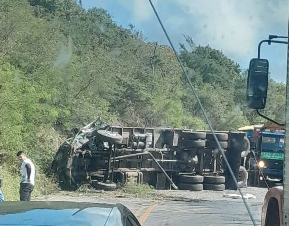 Motorista perde a vida após tombamento de caminhão na Serra das Pias, em Palmeira dos Índios