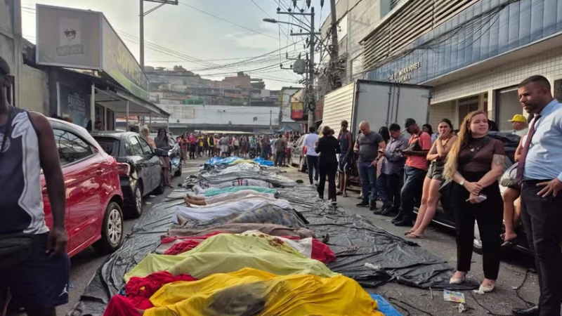 Pelo menos 44 corpos são levados por moradores para praça na Penha; há mais em área de mata