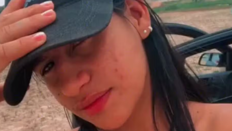 Mãe revela que marido de Karoline era violento e chegou a incendiar guarda-roupa por ciúmes