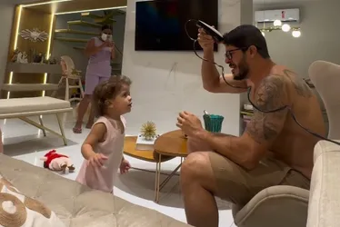 Médico alagoano comove ao raspar a cabeça em apoio à filha de 1 ano em tratamento contra o câncer