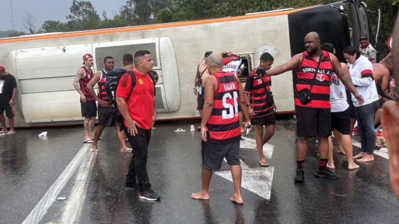 Ônibus com torcedores do Flamengo capota rumo à Argentina; 46 feridos