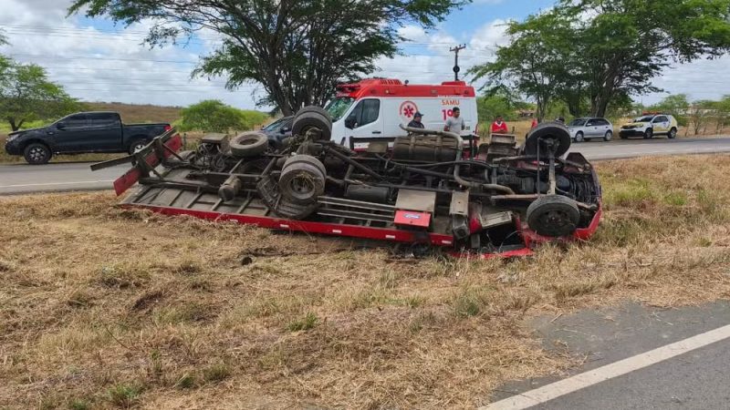 Motorista de caminhão morre após capotamento no Sertão de Alagoas