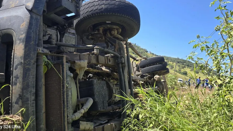 Motorista morre após caminhão-pipa capotar em Água Branca