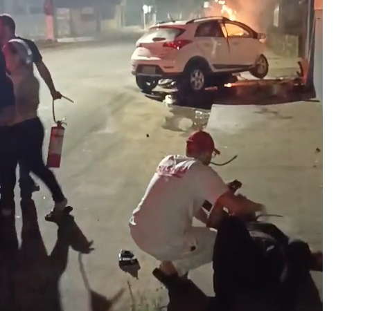 Carro colide contra muro e incendeia-se em Penedo, gerando momentos de tensão entre moradores; veja imagens dos resgates