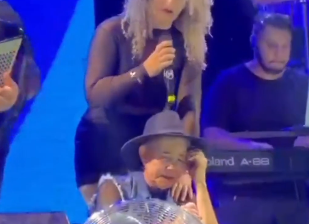 Durante show em Palmeira dos Índios, Kátia de Tróia se emociona e faz homenagem a saxofonista falecido