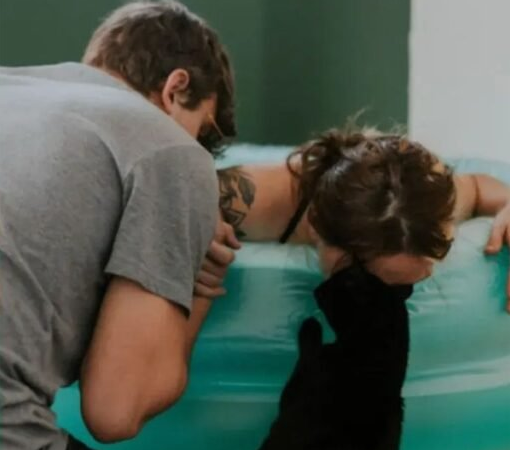 Gato conforta a tutora durante parto em casa e emociona a web