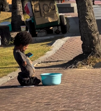 Vídeo: Homem sem braços e pernas inspira com fé e determinação nas ruas de Maceió