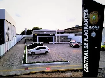 Filhotes de cachorro são resgatados após serem deixados trancados em carro na Pajuçara; tutora é presa por maus-tratos