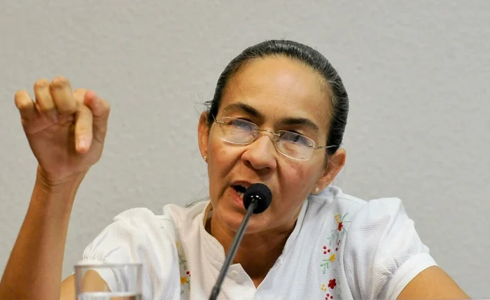 Após 18 anos longe de Brasília, Heloísa Helena reaparece no Congresso e reacende um clima de tensão política