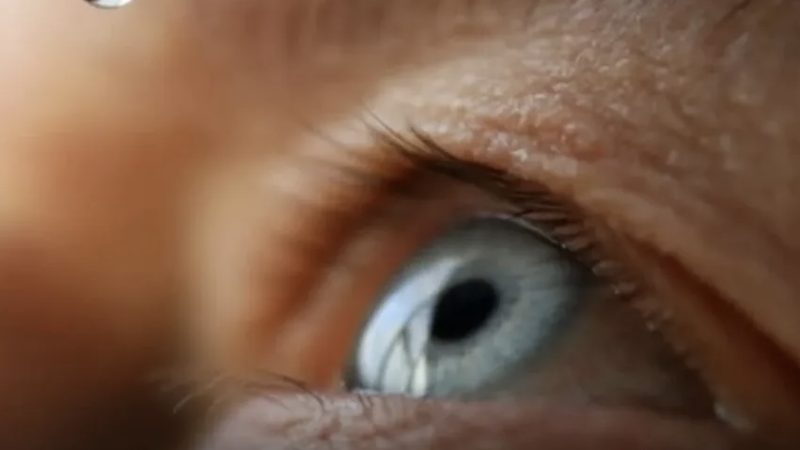 Novo colírio promete corrigir a visão de perto sem óculos até o final de 2026