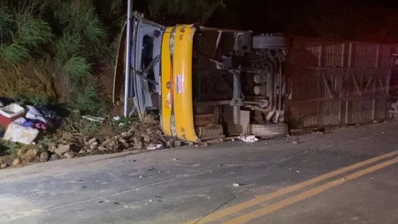 Tragédia na BR-251: Ônibus de turismo de Arapiraca tomba e deixa cinco mortos, entre eles um bebê