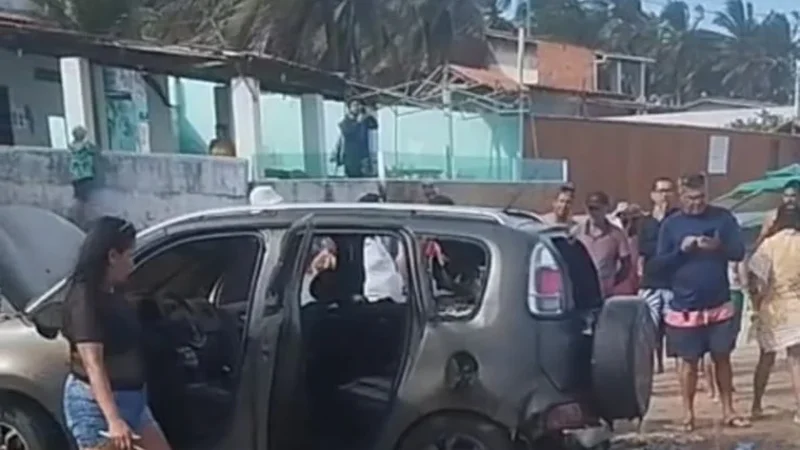 Carrinho de lanches incendeia e fogo atinge carros no Pontal do Peba