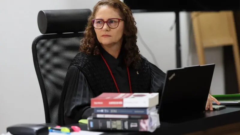 MP aponta vingança e motivo torpe em julgamento de madrasta acusada de jogar enteado do 4º andar em Maceió