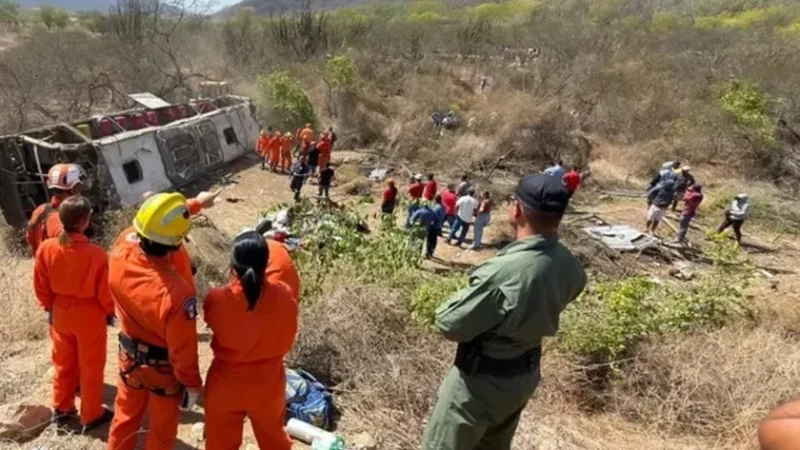 Seis vítimas de acidente com ônibus de romeiros seguem internadas em hospitais de Alagoas
