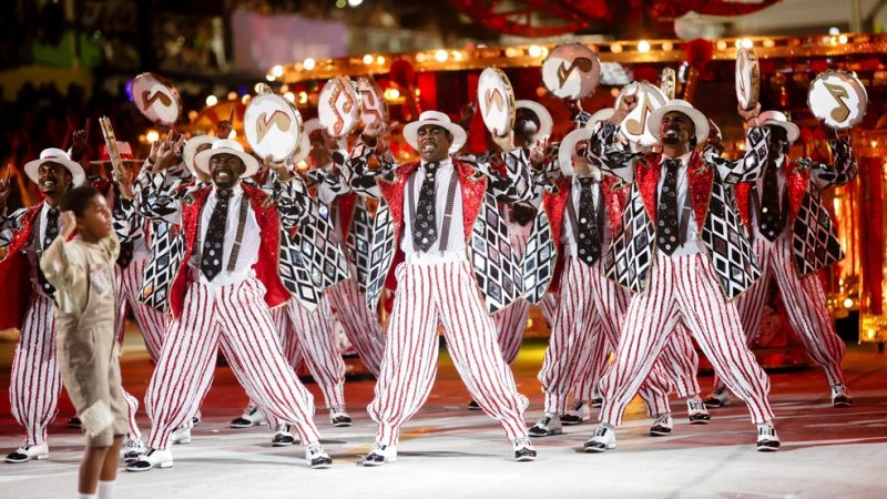 Beija-Flor e Viradouro empolgam público na segunda noite de desfiles do Rio