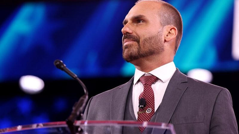 Polícia Federal afasta Eduardo Bolsonaro do cargo de escrivão e abre processo disciplinar