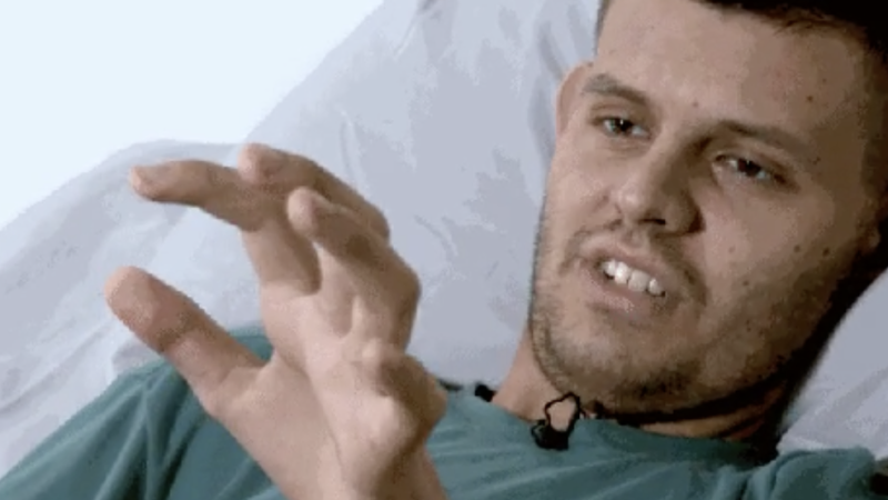 Paciente mais jovem do país a receber polilaminina relata movimento nas mãos: ‘Não mexia antes’