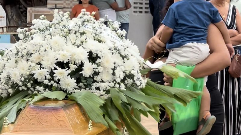 Após decisão da Justiça, corpo de Paul Cristian é sepultado em Palmeira dos Indios