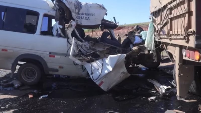 Colisão na BR-020 entre caminhão e van clandestina provoca cinco mortes e deixa 11 feridos no Distrito Federal