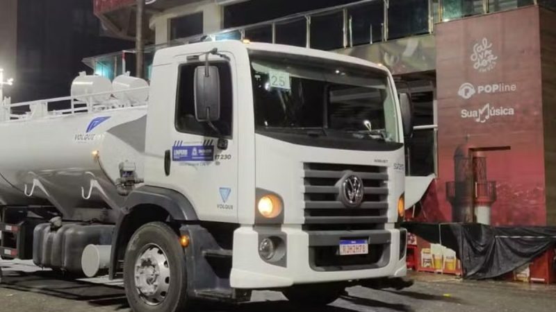 Tragédia no Carnaval de Salvador: jovem de 24 anos morre após acidente com caminhão de limpeza no circuito Barra-Ondina