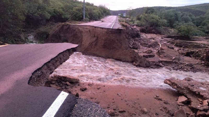 Rodovia AL-225 rompe após temporal e deixa trecho interditado na divisa entre SE e AL
