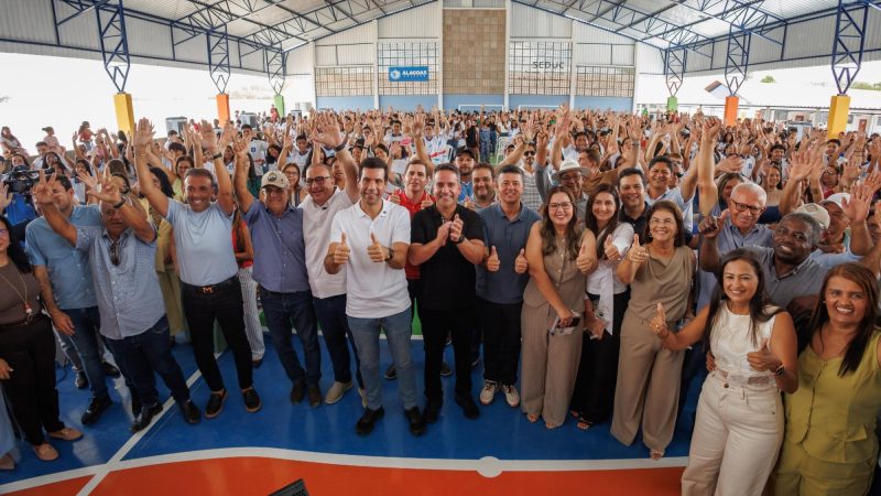 Governador investe mais de R$ 8 milhões em Cacimbinhas e entrega escola e sementes para agricultores