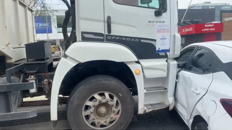 Perseguição após batida vira cena de tensão e trava trânsito na Jatiúca, em Maceió