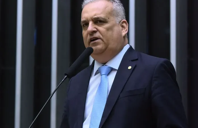 Jogo pesado nos bastidores: plano une JHC e Calheiros para tirar adversário do Senado e abrir caminho para Marina Candia