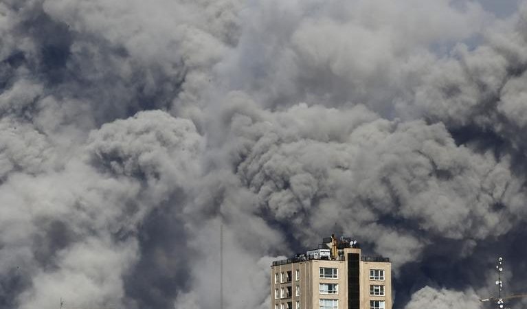 Israel e EUA ampliam ofensiva contra o Irã após morte de Ali Khamenei e tensão se espalha pelo Oriente Médio