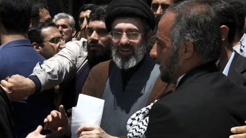 Irã nomeia Mojtaba Khamenei, filho de Ali Khamenei, como novo líder supremo