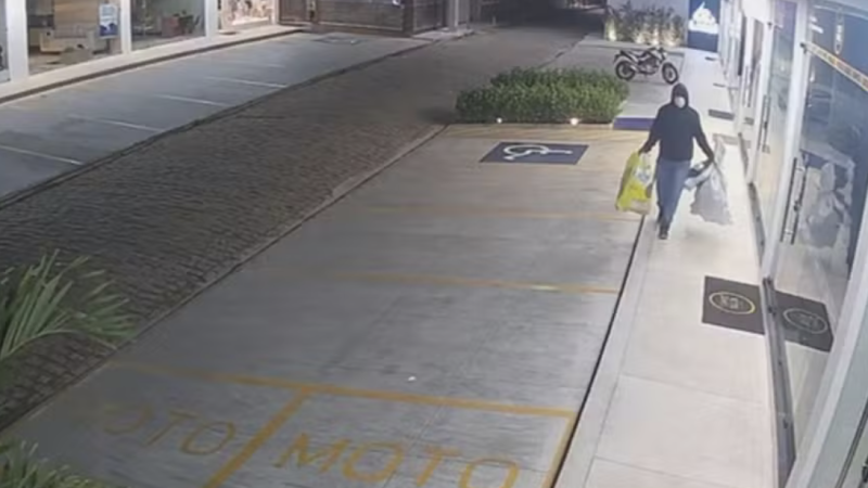 Dois suspeitos são presos por furto de perfumes em galeria comercial em AL