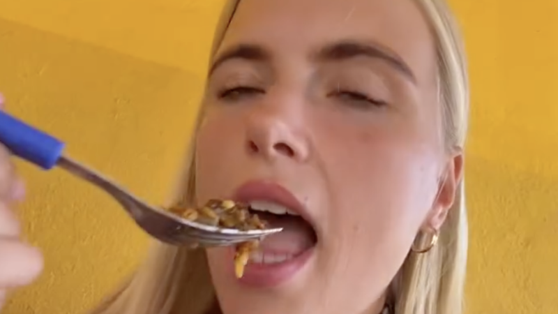 Gringa encara buchada de bode no Sertão de Alagoas e reação viraliza: “coragem nível hard”