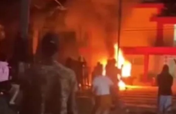 Protesto em Cuba termina com incêndio e ataque à sede do Partido Comunista