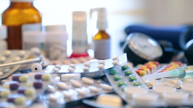 Lucro acima da ciência: alerta de pesquisadora expõe barreiras na chegada de medicamentos ao mercado