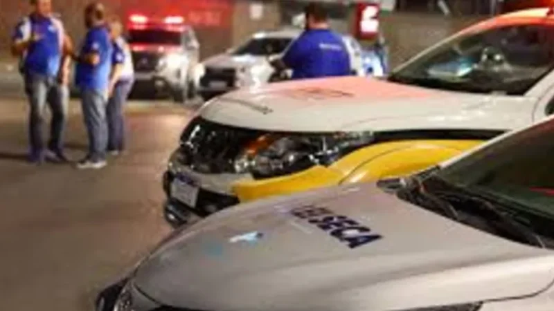 Motorista bêbado fura blitz, avança contra PM e é preso após bater carro em escola