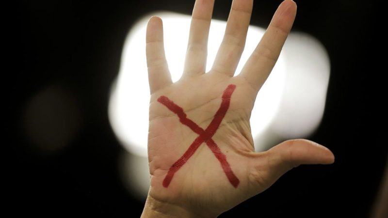 Entenda o que é o crime de vicaricídio, violência que passa a ser prevista em lei no Brasil