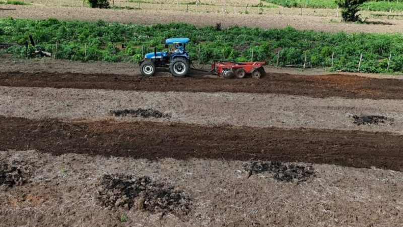 Prefeitura de Tanque d’Arca reforça apoio ao homem e à mulher do campo com preparo do solo na zona rural