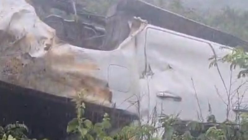 Pista molhada provoca derrapagem e carro despenca em ribanceira na zona rural de Palmeira dos Índios