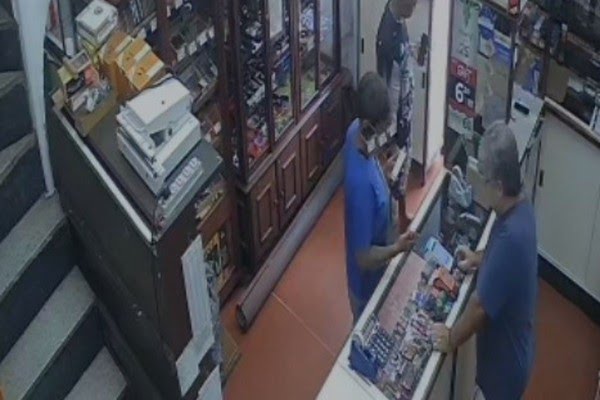 Motorista de aplicativo é investigada após usar cartão de passageiro que esqueceu carteira no carro