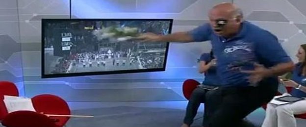 Márcio Canuto leva tombo durante cobertura do Desfile das Campeãs; Assista