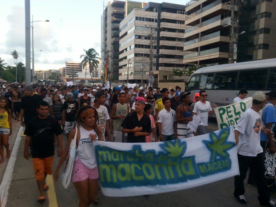 Marcha da Maconha reúne dezenas de pessoas na orla de Maceió