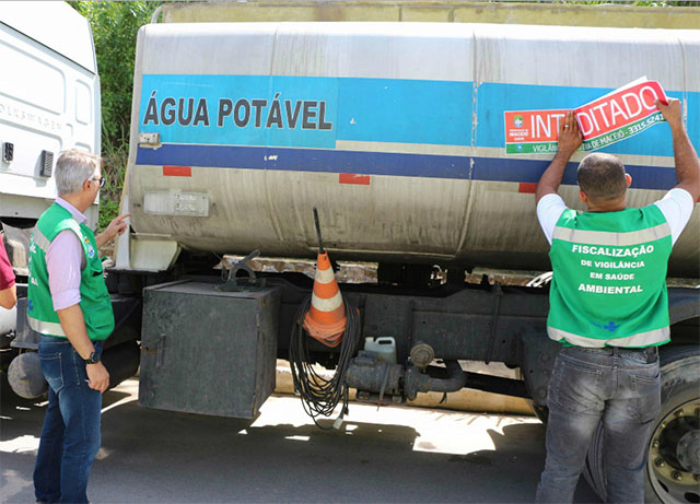 Operação flagra dois caminhões que transportavam combustíveis carregados com água
