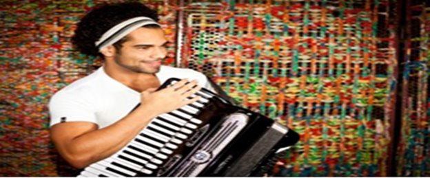 Herdeiro musical de Dominguinhos, Cezzinha toca com Quinteto Violado no Teatro Deodoro