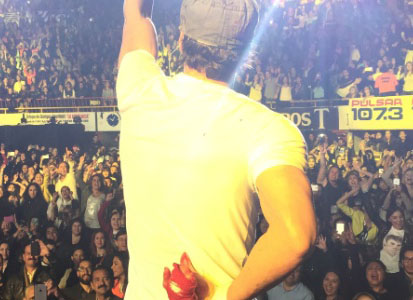 Músico Enrique Iglesias tem os dedos cortados por drone durante show