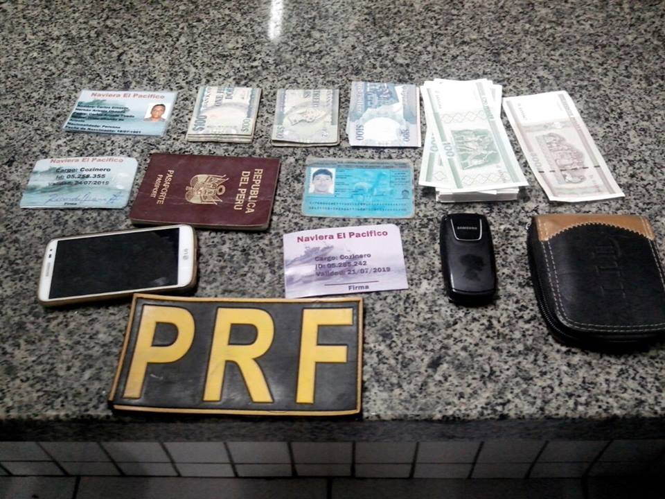 Peruanos suspeitos de crimes são presos durante blitz na BR-101