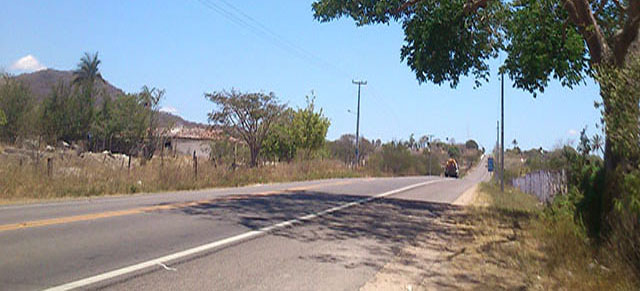 Acidente entre moto e carro deixa feridos na BR-316, em Cacimbinhas