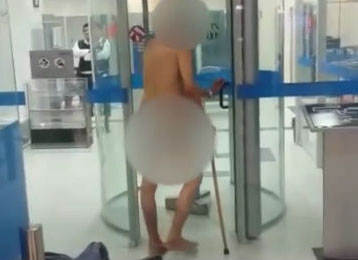Idoso tira a roupa após ser barrado em porta de banco no Recife