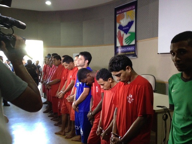 Secretaria apresenta suspeitos de participação no ataque a ônibus em Maceió